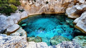 Piscine naturelle d'eau turquoise entre les rochers