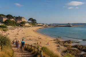 découvrez saint cast le guildo : sa localisation idéale, ses magnifiques plages et les meilleures activités touristiques pour un séjour inoubliable en bretagne.