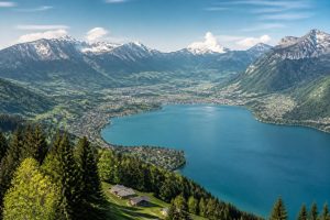 découvrez annecy, une charmante ville située en région auvergne-rhône-alpes, france. explorez sa localisation idéale, son lac pittoresque, ses montagnes environnantes et son riche patrimoine culturel.